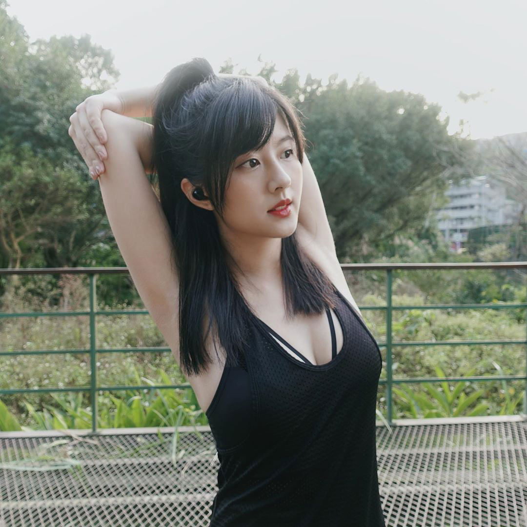 「上古神妹」小燕Melody甜美现身，碎花洋装小露酥胸，网友：焦点在哪不多说