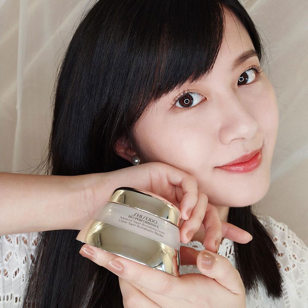 「上古神妹」小燕Melody甜美现身，碎花洋装小露酥胸，网友：焦点在哪不多说