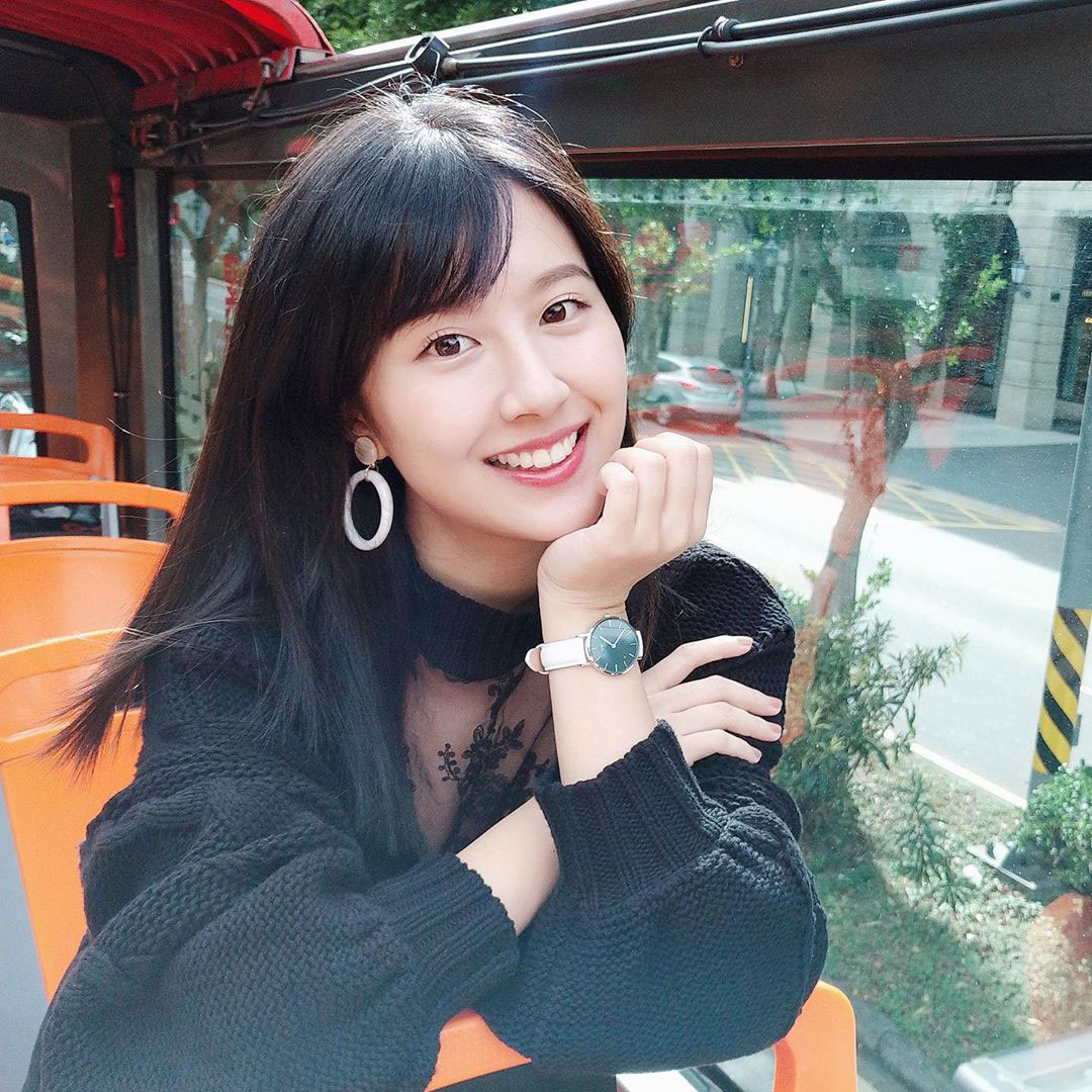 「上古神妹」小燕Melody甜美现身，碎花洋装小露酥胸，网友：焦点在哪不多说
