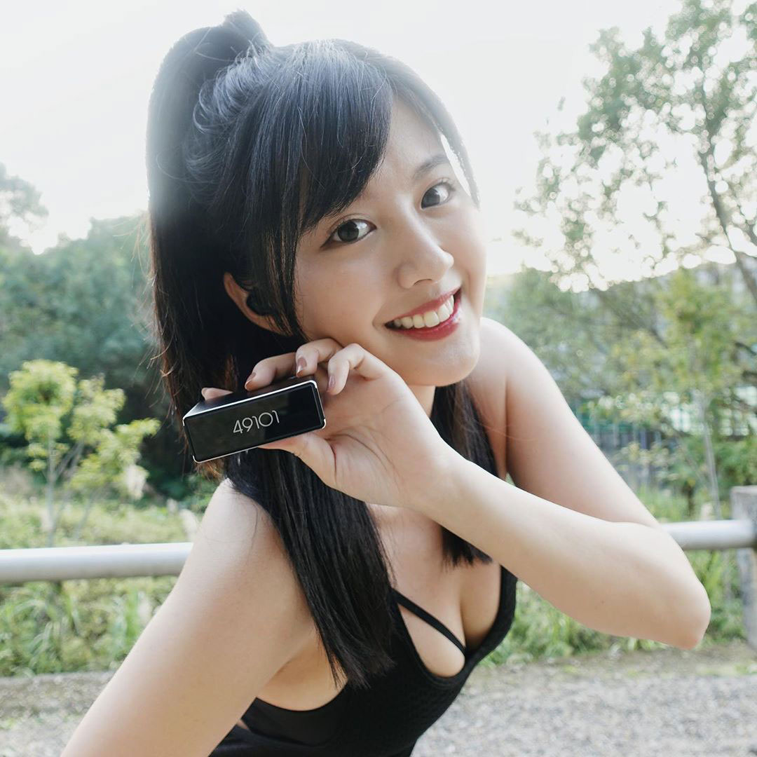 「上古神妹」小燕Melody甜美现身，碎花洋装小露酥胸，网友：焦点在哪不多说