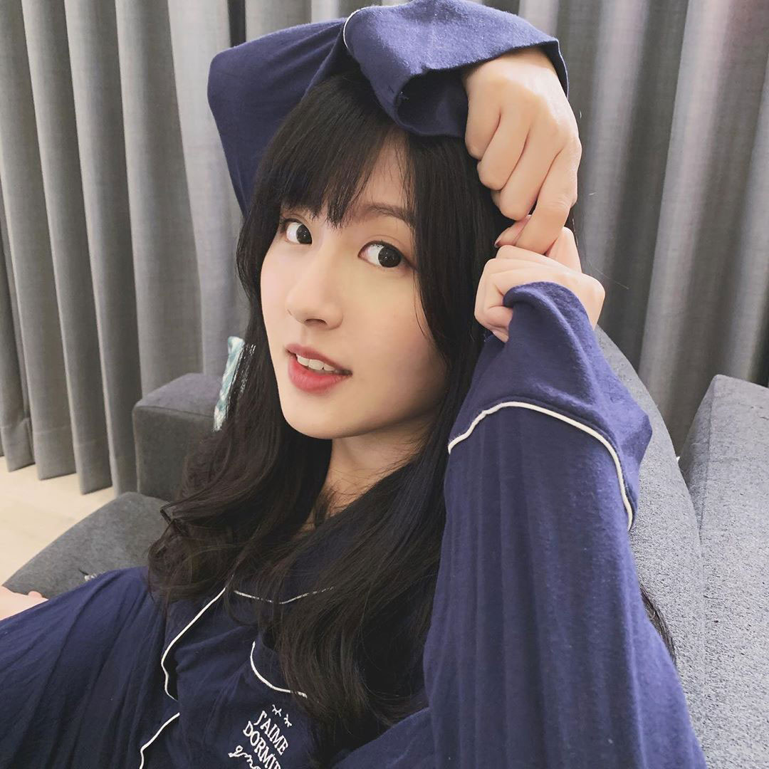 「上古神妹」小燕Melody甜美现身，碎花洋装小露酥胸，网友：焦点在哪不多说