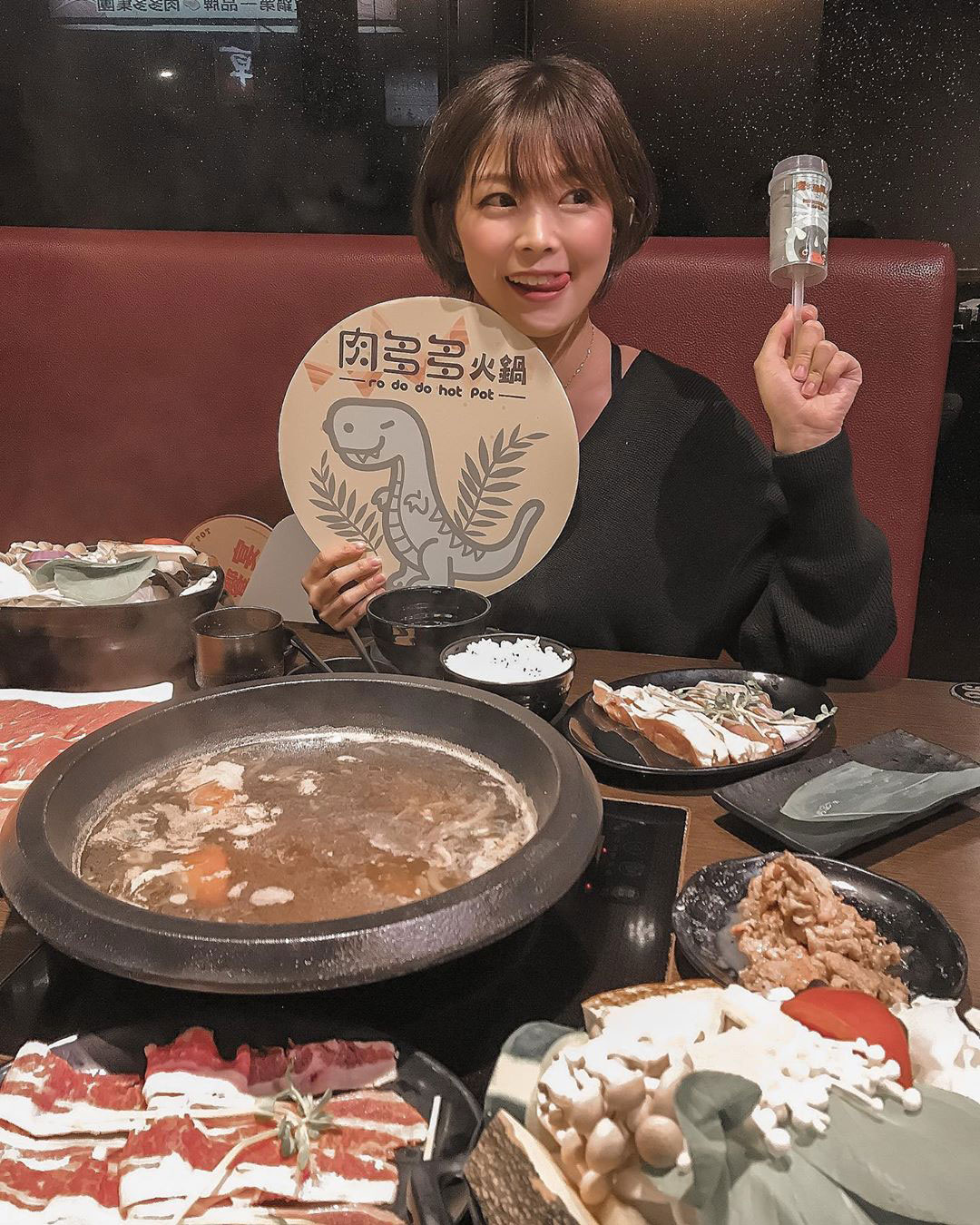 阳光空姐「JustineHuang」灿烂笑颜太迷人，健美体态让司机也惊艳