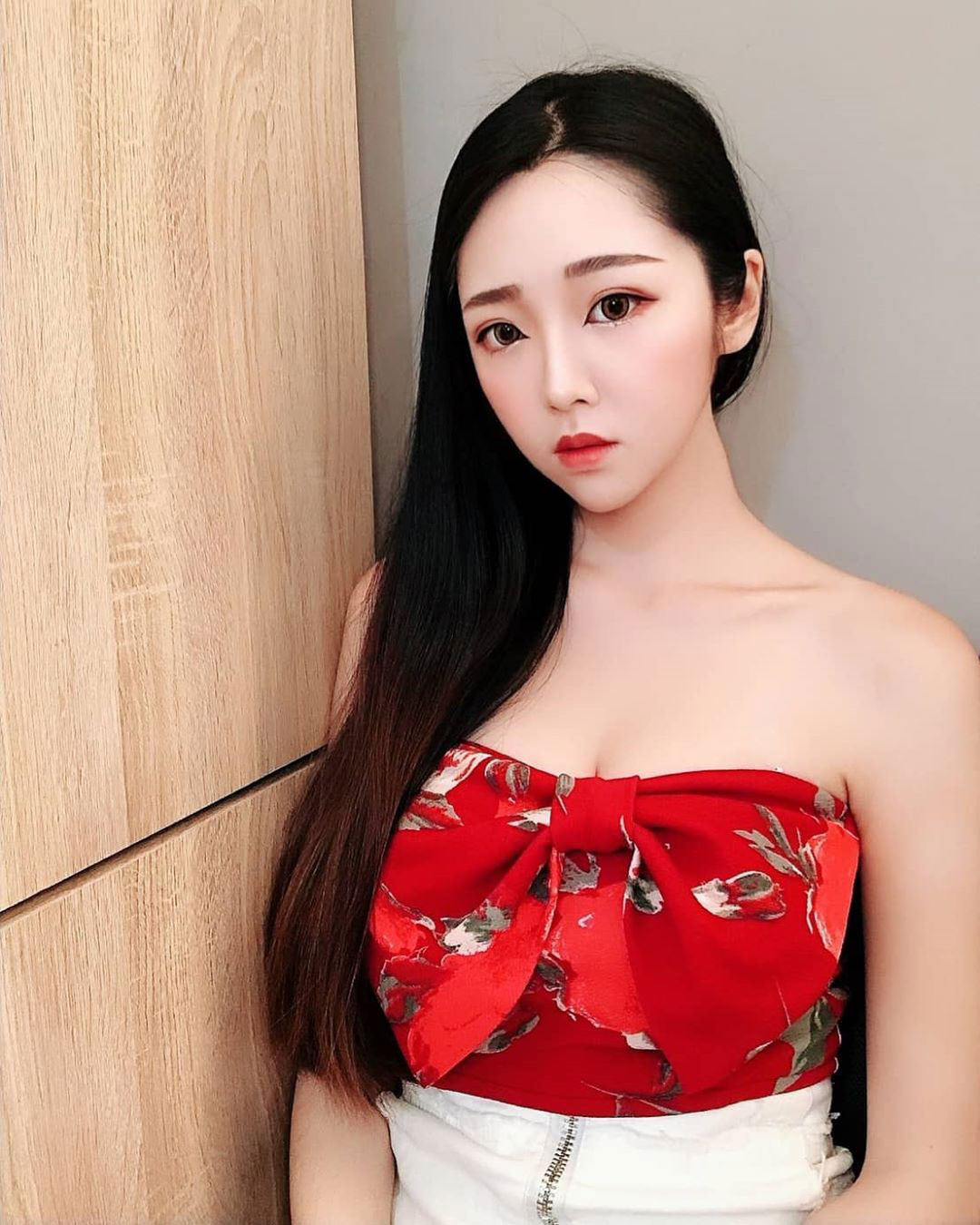 正妹「唐芮」大挖空上衣胸前超性感 大露性感事业线!不由想再多看几眼啊