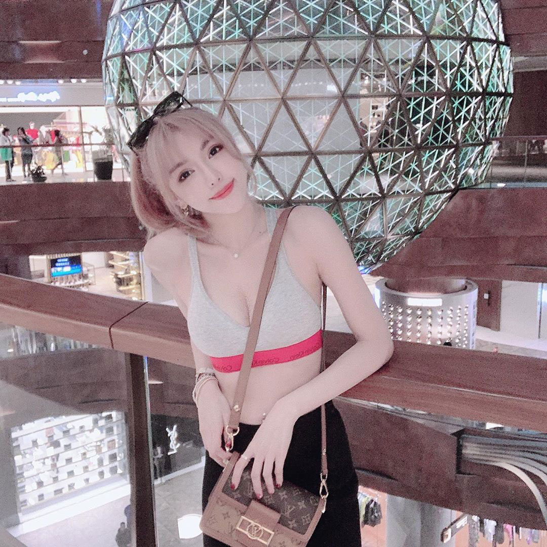 KAKA（陈咖喀） 空灵气质外貌还有着火辣辣的身材