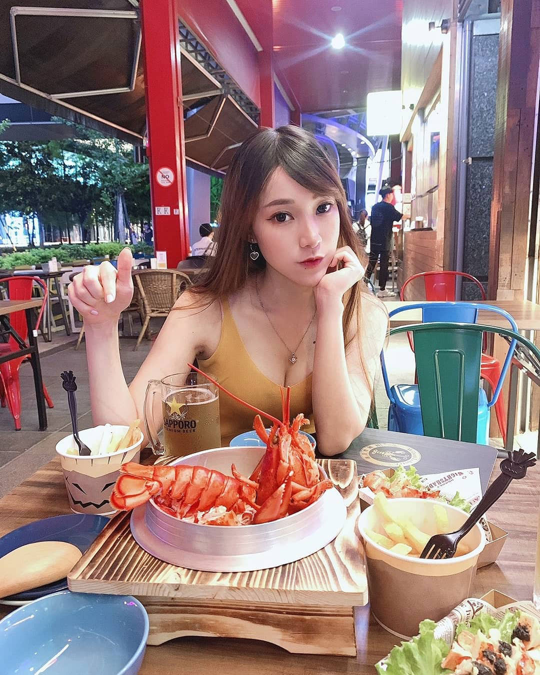 高人气魅眼才女「心儿Ofelia」「酥胸、纤腰」就是让人忍不住想点赞