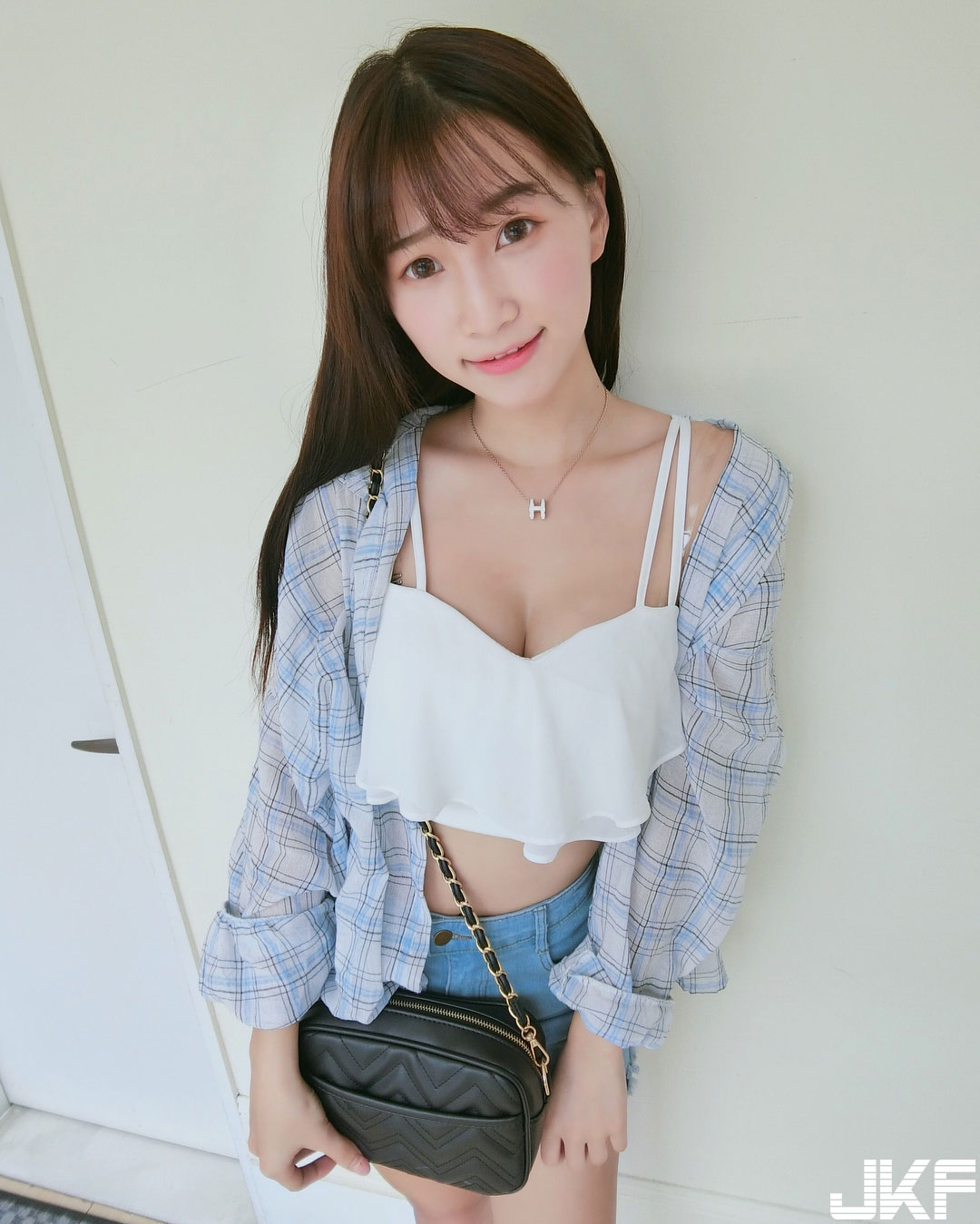 正妹麻豆「小筑Nina」的「气质脸蛋、暴力身材」更值得你追踪天天欣赏啊