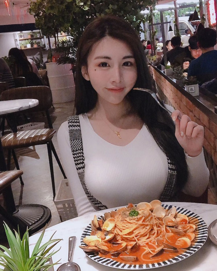 巨乳小只马「念念」周念薰 不科学S形身材有够犯规　前凸后翘根本极品线条