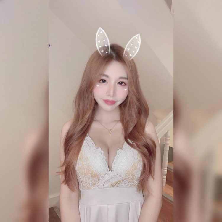 巨乳小只马「念念」周念薰 不科学S形身材有够犯规　前凸后翘根本极品线条