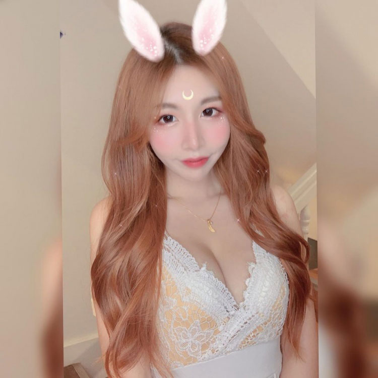 巨乳小只马「念念」周念薰 不科学S形身材有够犯规　前凸后翘根本极品线条