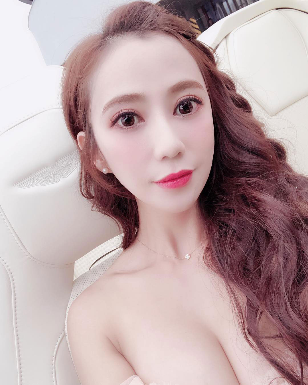 安小荞 最美赛车手性感大解放！超「胸」身材受瞩目