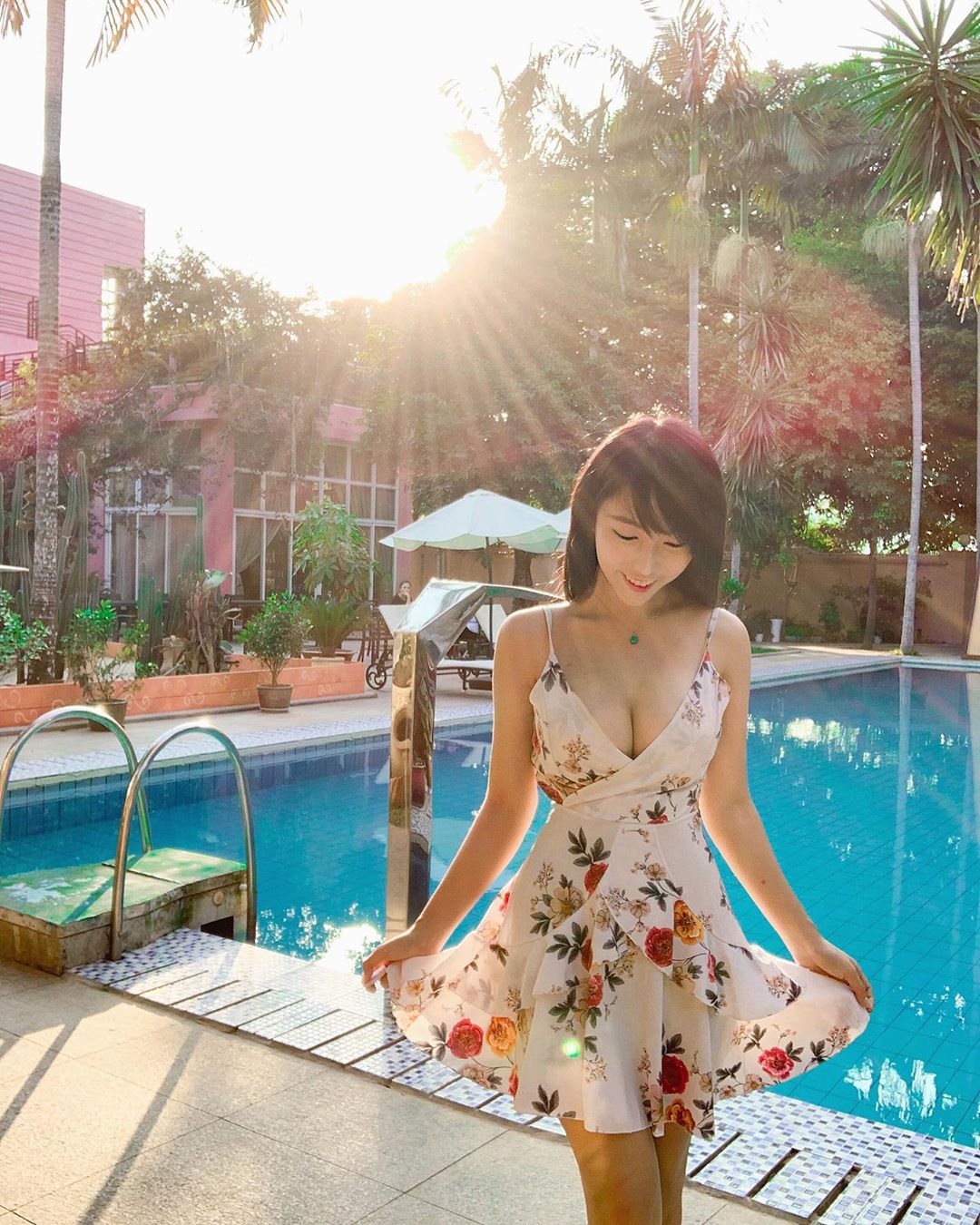 香港正妹 Zoe So(苏小小)去爬山网友: 「座山很宏伟」甜美童颜爆乳身材，超纤细却超丰满有料！