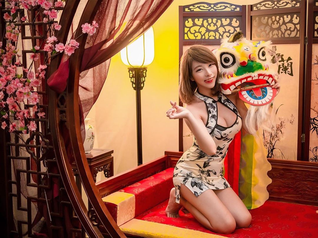 香港正妹 Zoe So(苏小小)去爬山网友: 「座山很宏伟」甜美童颜爆乳身材，超纤细却超丰满有料！