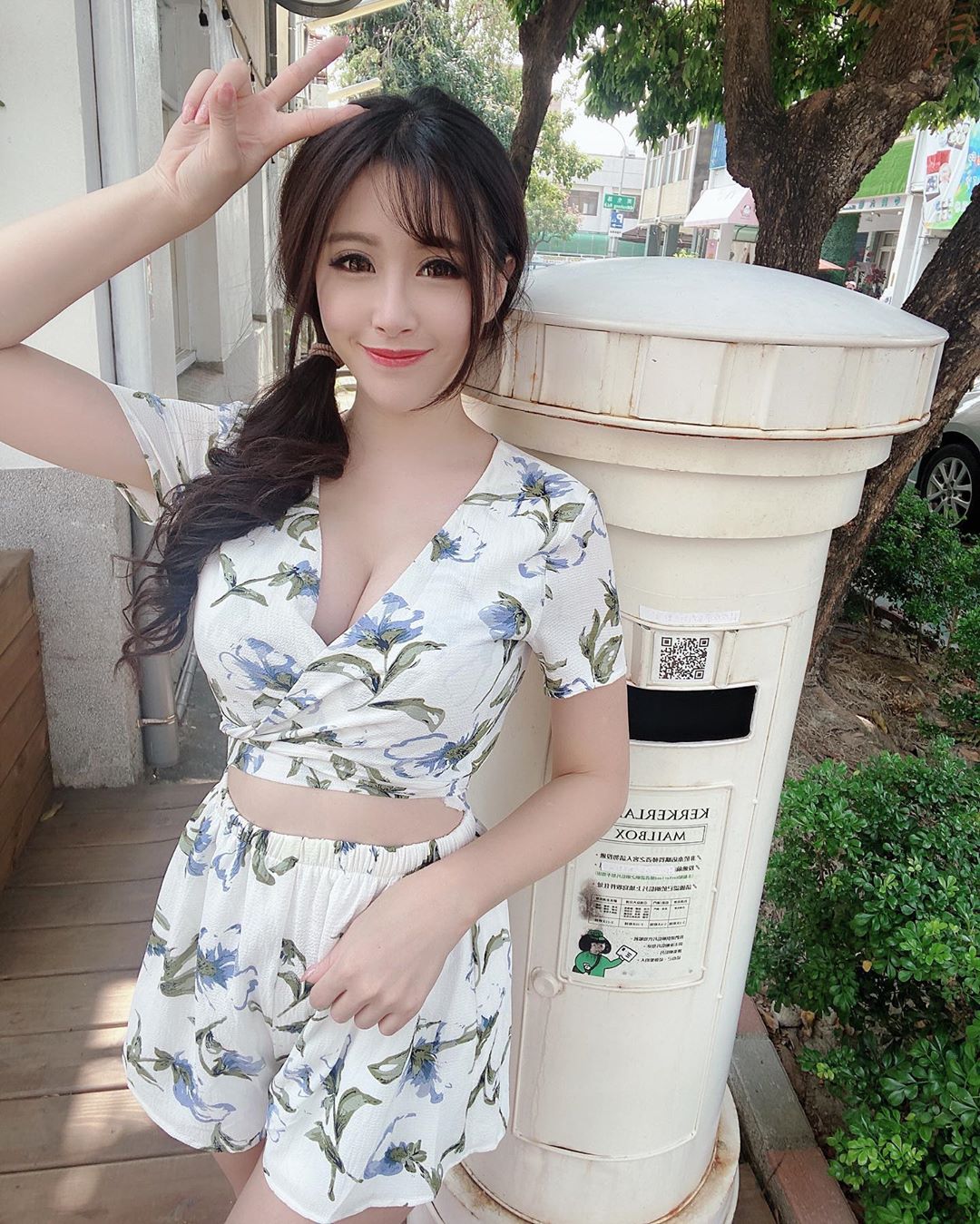 邬育锜 颜值超高外拍美女 SSR身材网友大赞