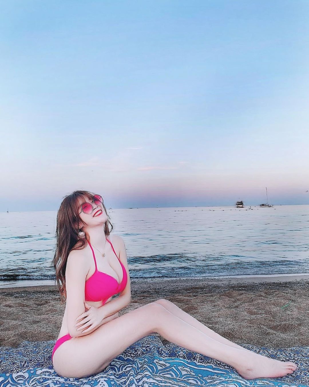邬育锜 颜值超高外拍美女 SSR身材网友大赞