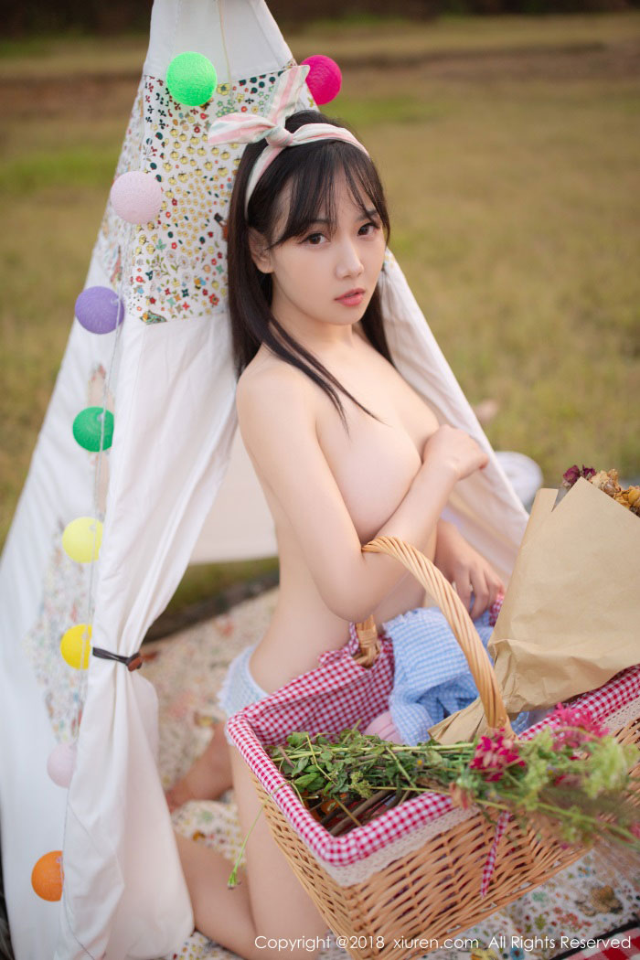 [XIUREN秀人网] 2018.10.25 NO.1207 徐微微mia [80+1P/300MB]