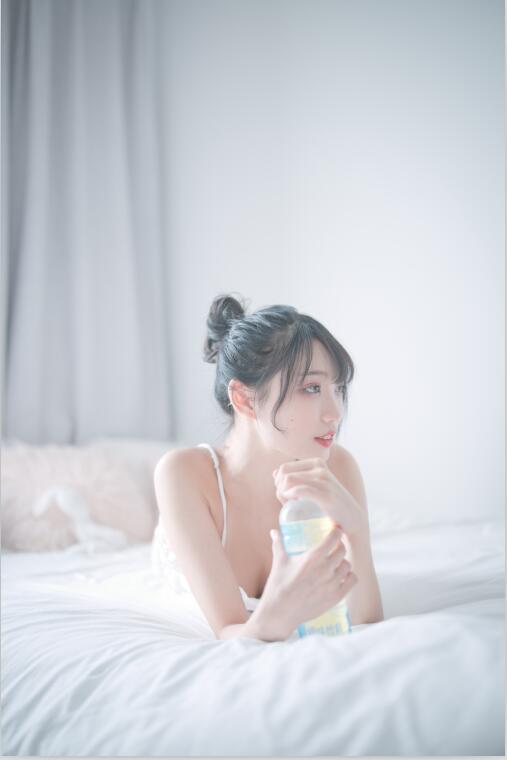 周叽是可爱兔兔 - NO.17 白色睡衣 [23P-196MB]