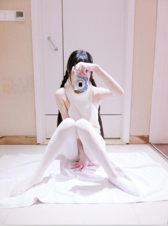 西尔酱 - NO.19 露背毛衣 [77P-572MB]