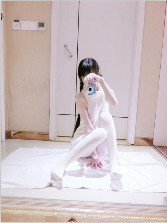 西尔酱 - NO.19 露背毛衣 [77P-572MB]