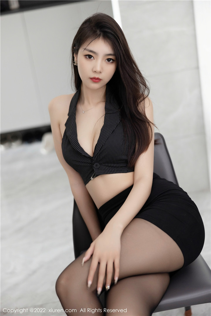 [XiuRen秀人网] 2022.09.08 No.5562 可樂Vicky 性感黑色短款上衣搭配性感黑色短裙[45+1P]
