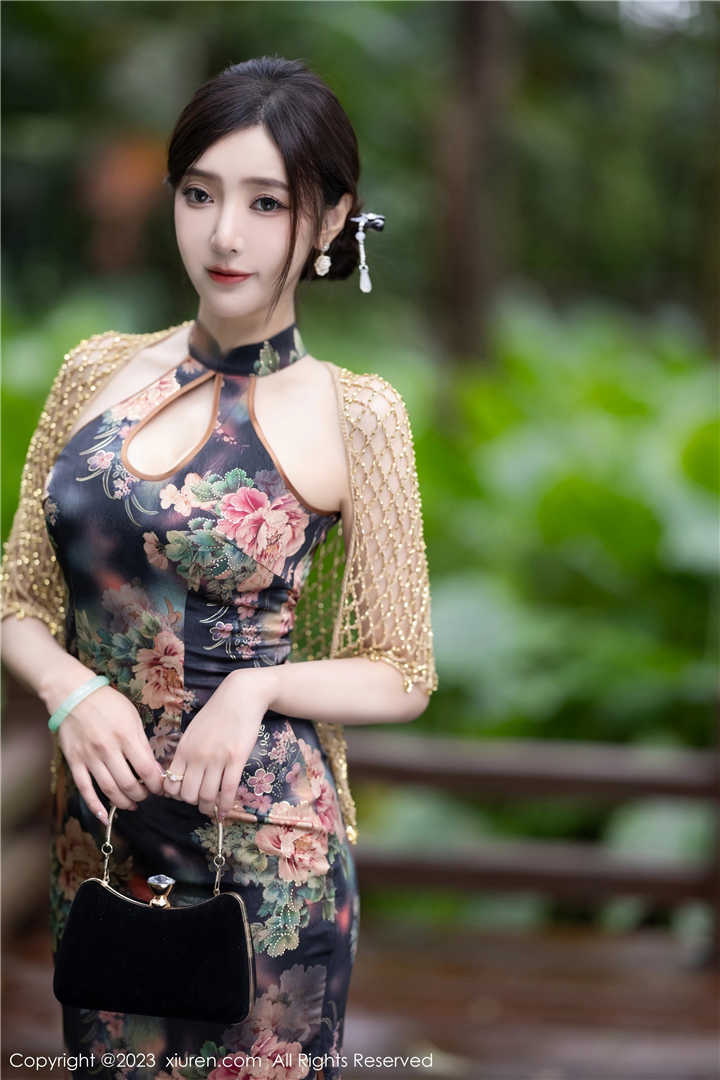 [XiuRen秀人网] 2023.10.11 No.7495 王馨瑶yanni 性感深色花纹旗袍服饰[81+1P]